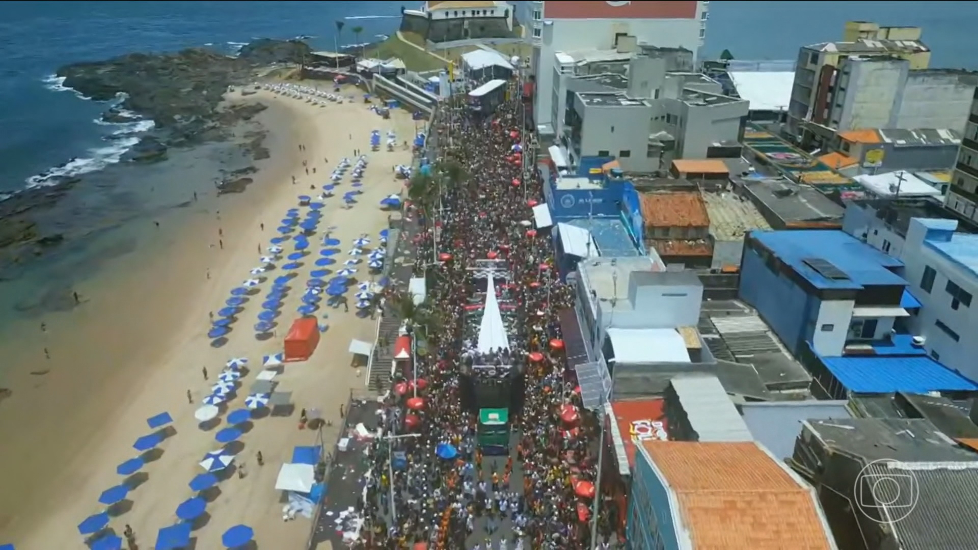 Carlinhos Brown comanda arrastão da Quarta-feira de Cinzas em Salvador (BA)