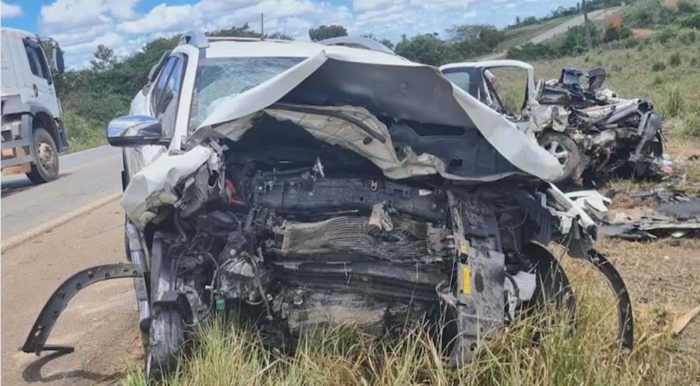 Frente de veículo fica destruído após acidente na BR-101, na Bahia — Foto: Reprodução/TV Bahia