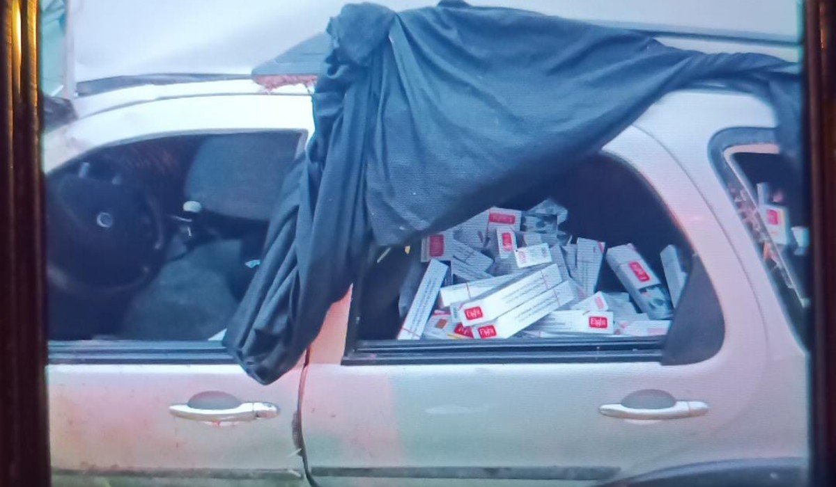 Carro capota em rodovia e polícia encontra mais de 6 mil maços de cigarros contrabandeados no interior de SP