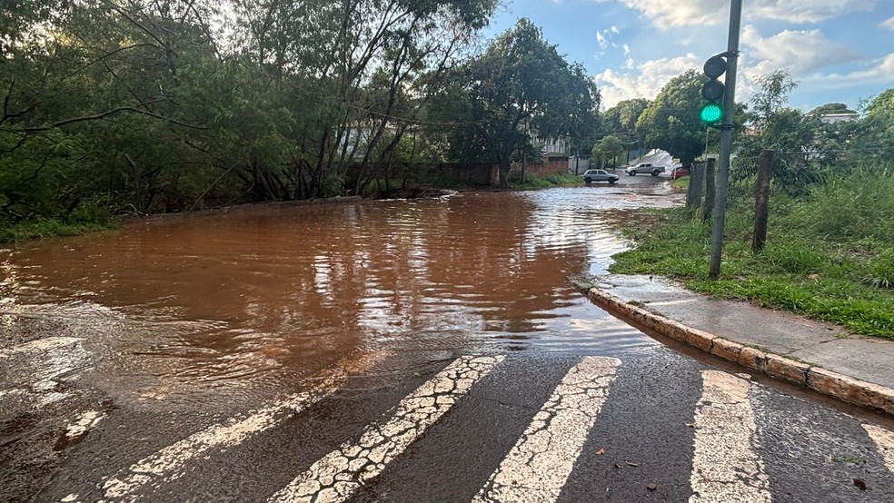 Ruas ficaram alagadas e interromperam trânsito em Campo Grande. — Foto: Michel Pena/TV Morena