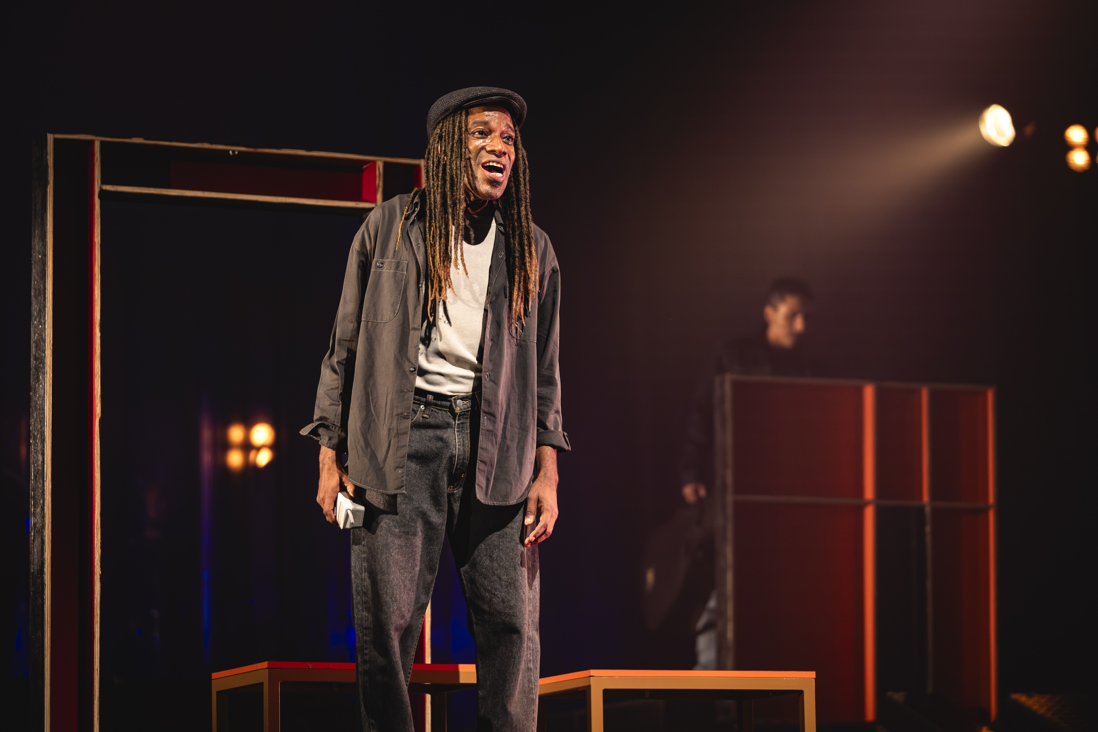 Obra de Chico Buarque é a trilha sonora aliciante que guia o povo brasileiro na cena de musical que vai de 1968 a 2022