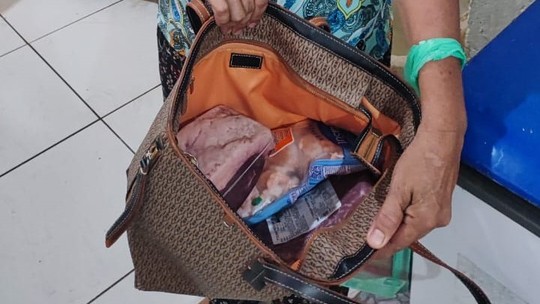 Mulher usa bolsa para furtar camarão e picanha em supermercado - Foto: (PM-RO/Reprodução)