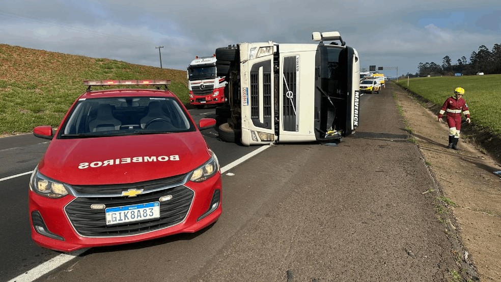 2 de 2
Bombeiros atenderam a ocorrência na Rodovia Presidente Castello Branco (SP-280) — Foto: Corpo de Bombeiros/Divulgação