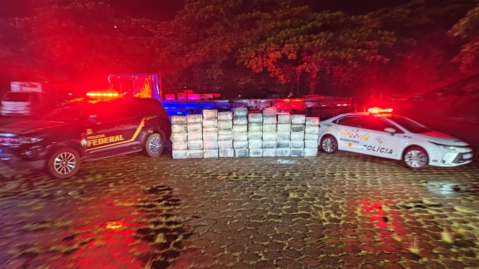 Homem é preso com mais de uma tonelada de maconha, em Adamantina (SP) — Foto: Polícia Rodoviária