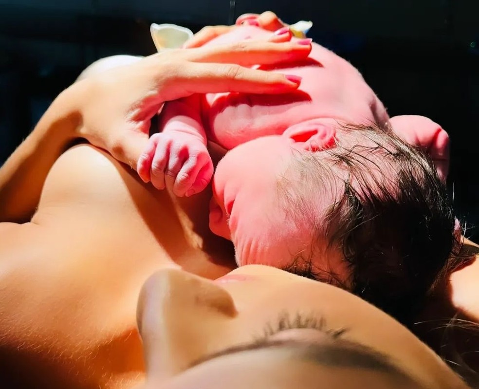 Mãe segura bebê após o parto no Hospital Ana Bezerra, no RN — Foto: Cláudia Michele