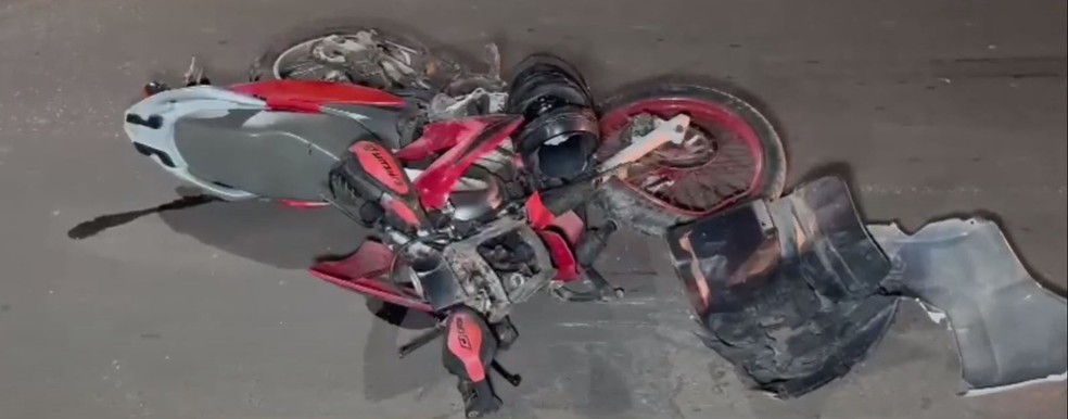 Motocicleta foi arremessada a 20 metros do local do impacto, segundo o BPTrans — Foto: Reprodução