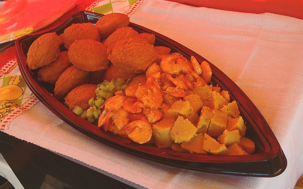 Barca de sushi onde são servidos acarajé e abará em Salvador — Foto: Maiana Belo/G1 BA