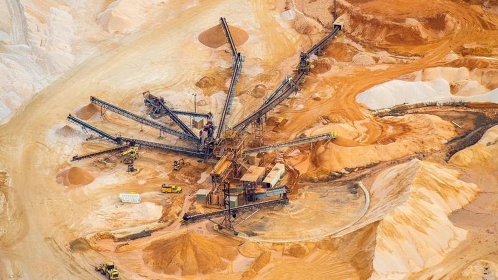 Produo de vidro requer enormes quantidades de areia, um recurso natural que est diminuindo rapidamente  Foto: GETTY IMAGES