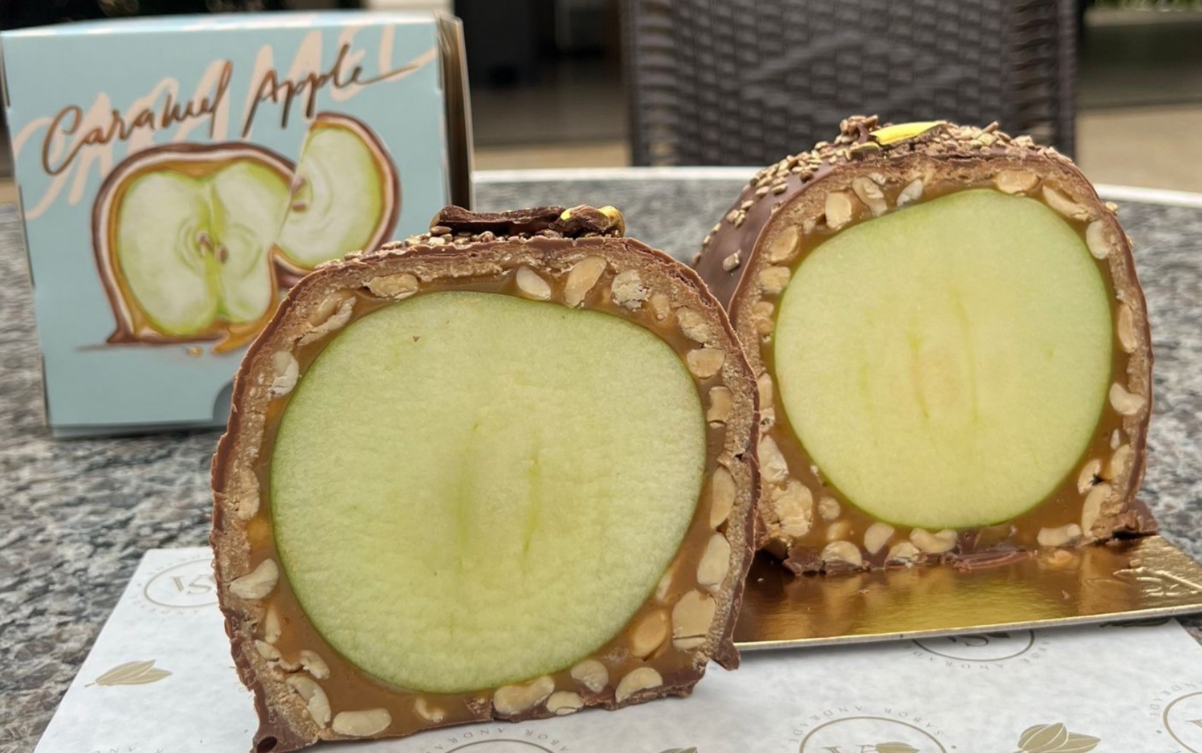 Maçãs cobertas com ouro, castanhas e ‘pistache de Dubai’ chegam a custar R$ 160 e dividem opiniões na web