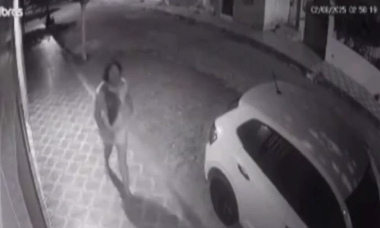 Mulher é agredida pelo companheiro com golpe de faca e sai em busca de ajuda; vídeo