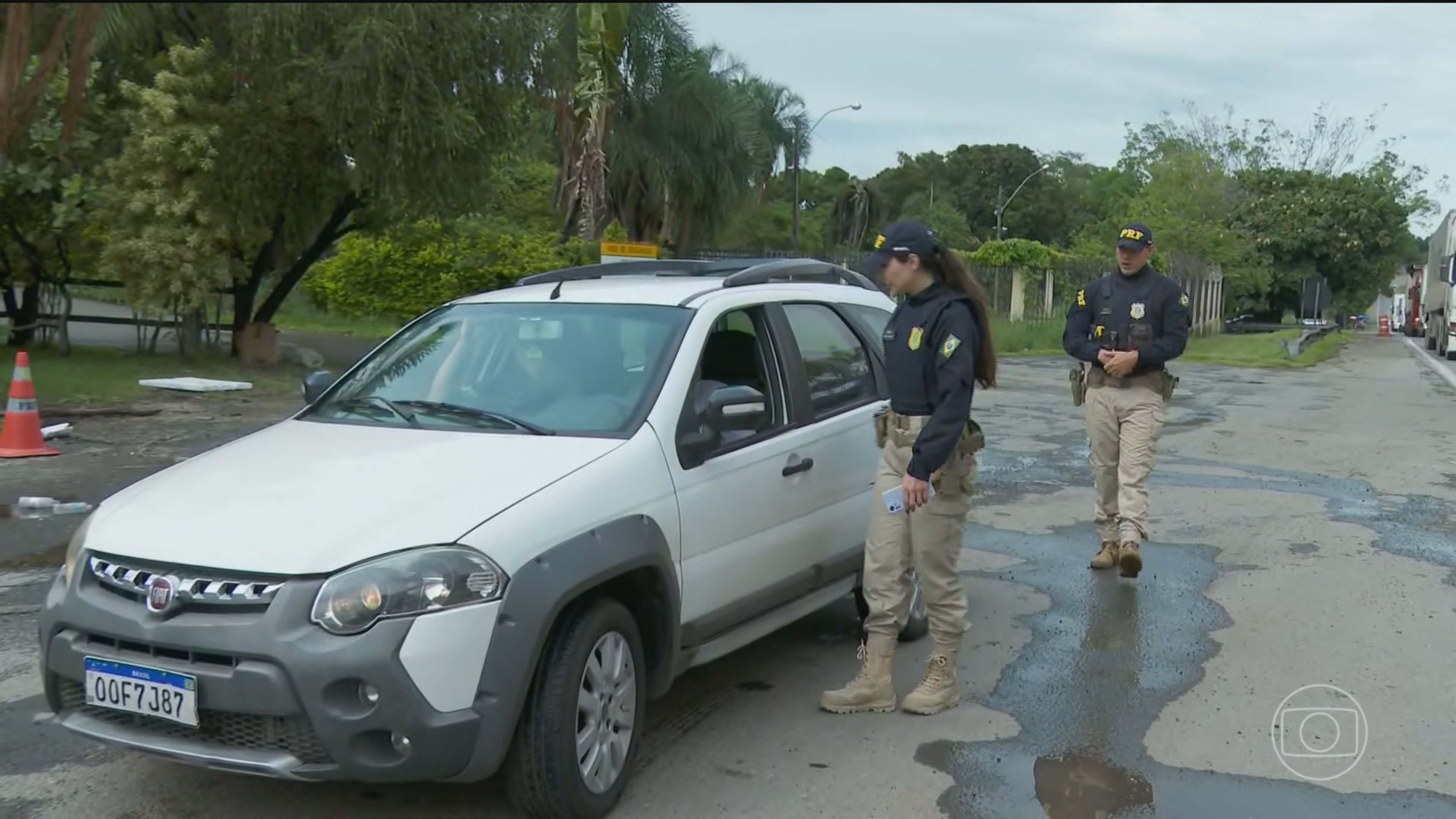 A cada hora, 5 motoristas são flagrados usando telefone enquanto dirigem nas rodovias federais, diz PRF
