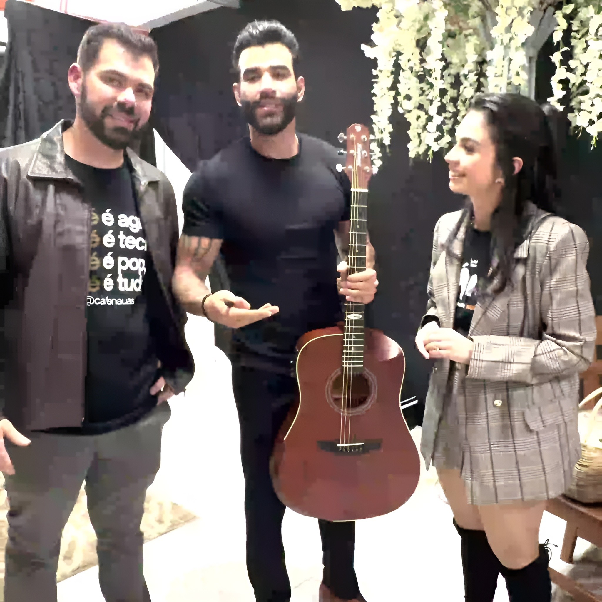 Antes de show para 60 mil pessoas no AC, Gusttavo Lima doa violão autografado para leilão beneficente de hospital