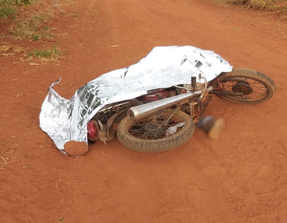 Motociclista foi encontrado morto nesta quinta-feira (27) em uma estrada rural no Assentamento Santa Zélia, em Teodoro Sampaio (SP) — Foto: Pontal News