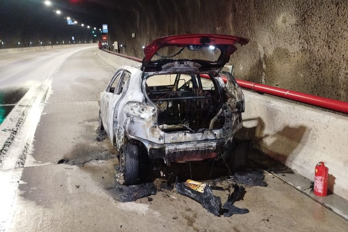 Carro pega fogo dentro de túnel da Tamoios, em Caraguatatuba, e rodovia é interditada