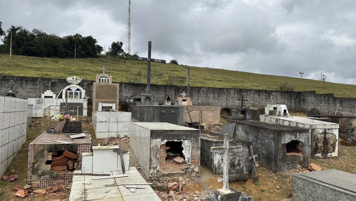 Jovem é preso após violar cinco túmulos para fazer ritual com ossos humanos em MG