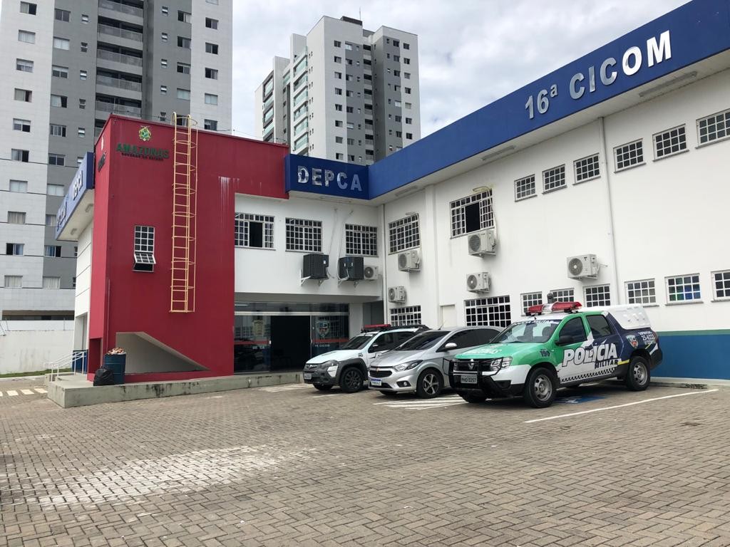 Mulher é presa em Manaus por torturar enteados e causar fraturas no crânio e na costela de bebê