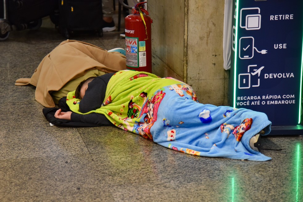 Aeroporto Internacional de Guarulhos tem voos cancelados e operação afetada devido aos efeitos do ciclone extratropical, nesta quinta feira (11) — Foto: Roberto Casimiro/Fotoarena/Estadão Conteúdo