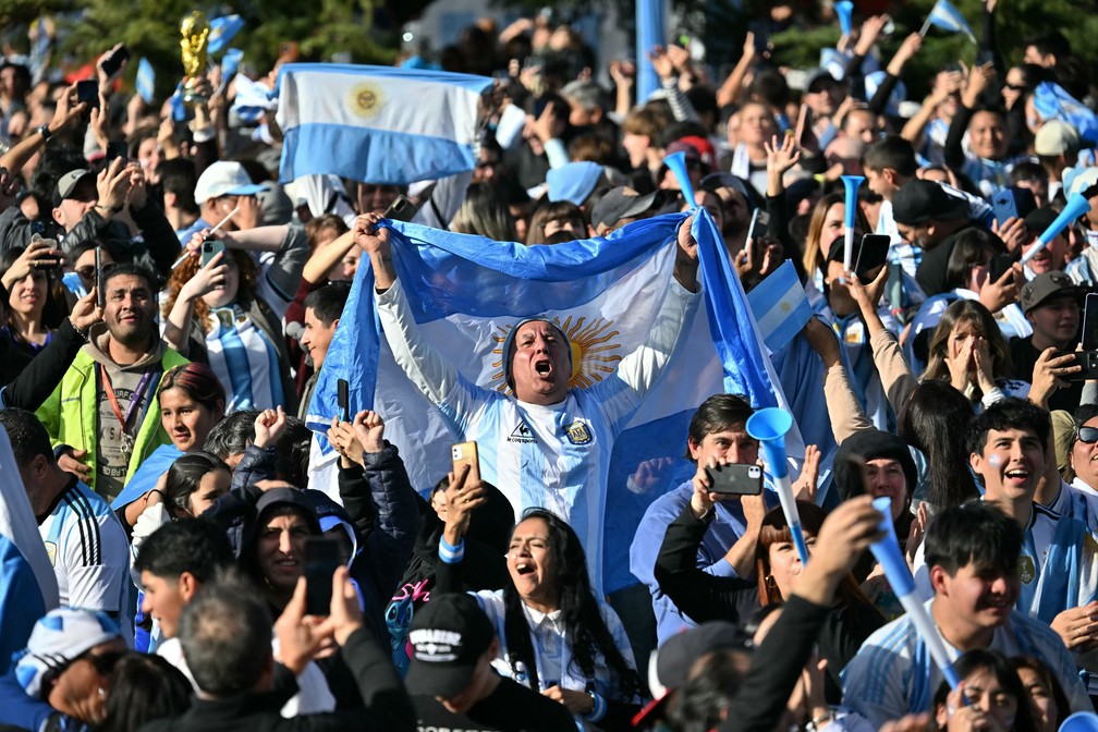 Fãs argentinos comemoram vitória sobre o Egito na Copa nas ruas de Buenos Aires — Foto: Luis Robayo/AFP