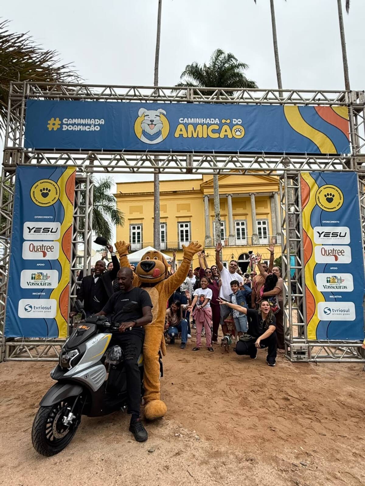 'Caminhada do Amicão' reúne famílias e animais de estimação em Vassouras; veja fotos