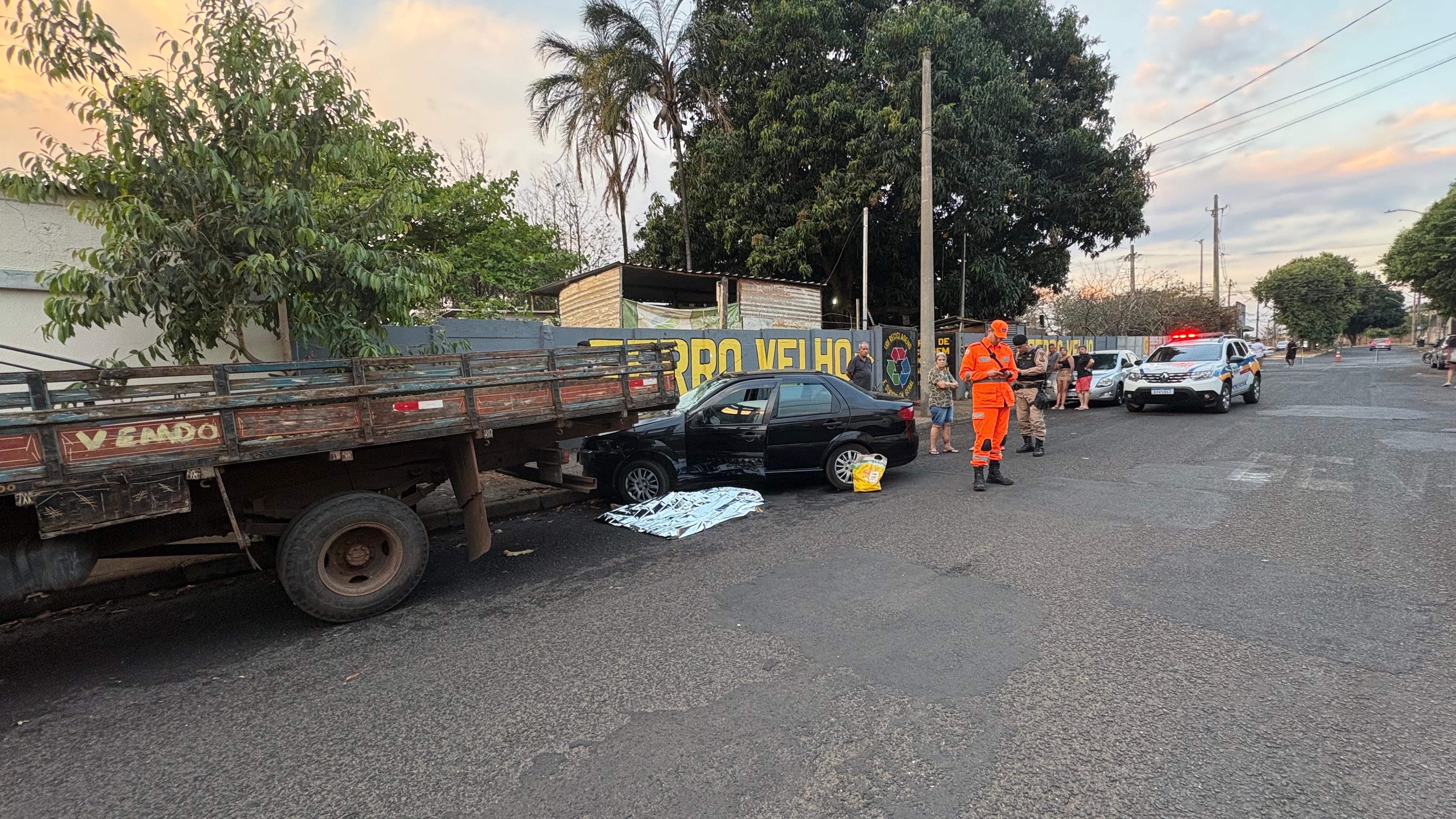 Idosa morre esmagada entre carro e caminhão no Bairro Santa Rosa, em Uberlândia