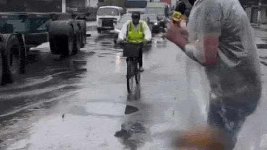 Ciclista cai em buraco alagado durante gravação de vídeo no litoral de SP