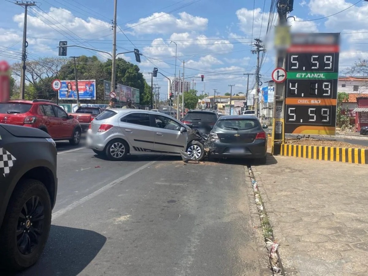 Acidente envolve três veículos em avenida na Zona Sul de Teresina