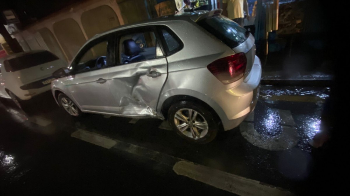 Adolescente fica gravemente ferido após bater moto em carro de aplicativo, em Montes Claros