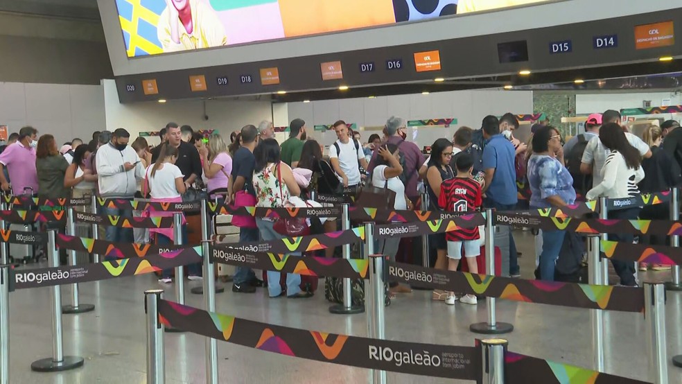 Fila no Aeroporto Internacional Tom Jobim — Foto: Reprodução/ TV Globo