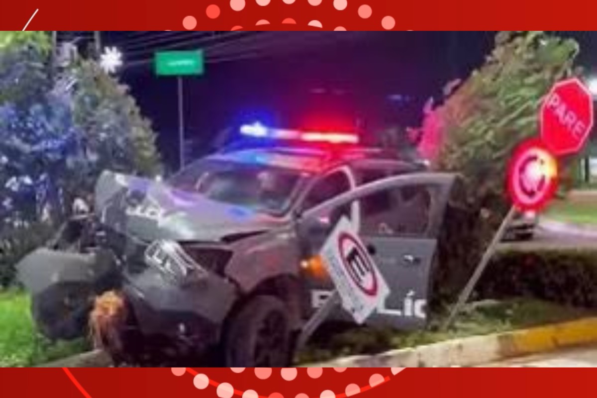 Viatura de PMs bate em árvore após carro colidir contra eles em rotatória em MT; policiais ficam feridos