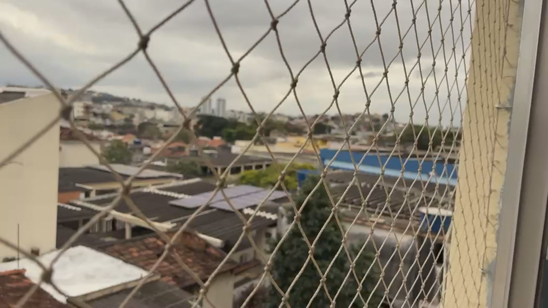 Tiro atravessa janela e acerta TV de apartamento na Zona Norte do Rio; ‘e se a gente estivesse aqui?’
