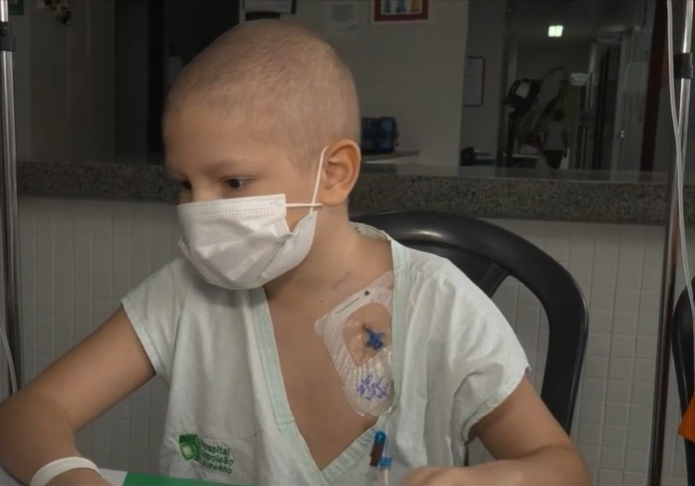 Lucas Emanuel, de oito anos, teve a ideia de criar um espaço de troca de figurinhas no hospital — Foto: TV Cabo Branco/Reprodução