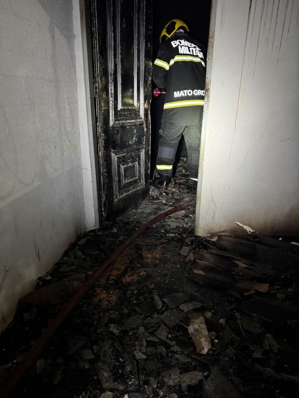 De acordo com a Polícia Civil, a vizinha acionou os bombeiros depois de ver as chamas — Foto: Corpo de Bombeiro Militar de Mato Grosso