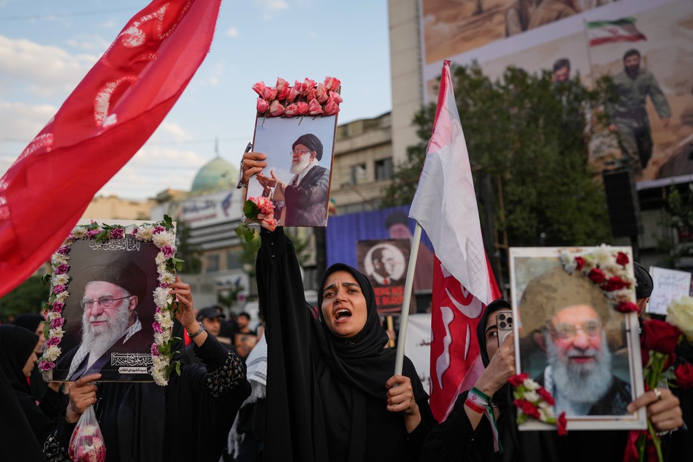 Mem&oacute;ria de hamenei &eacute; celebrada por iranianos &mdash; Foto: Associated Press