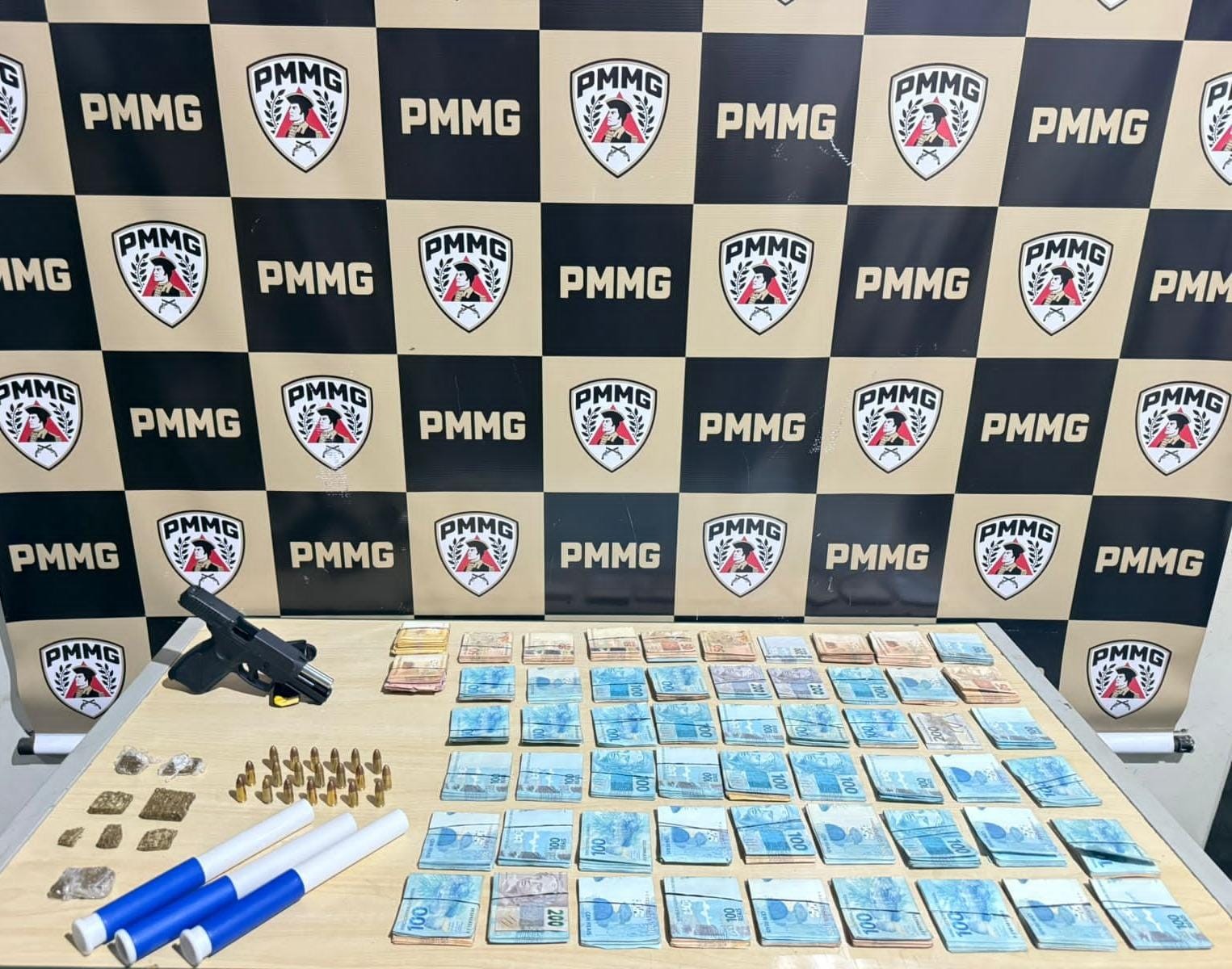 Polícia apreende mais de R$ 50 mil em casa alvo de denúncias de tráfico de drogas em MG