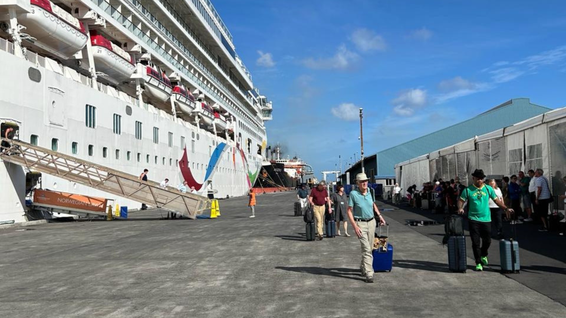 Cruzeiro impedido de atracar nas Ilhas Maurício por risco à saúde é liberado, e passageiros desembarcam