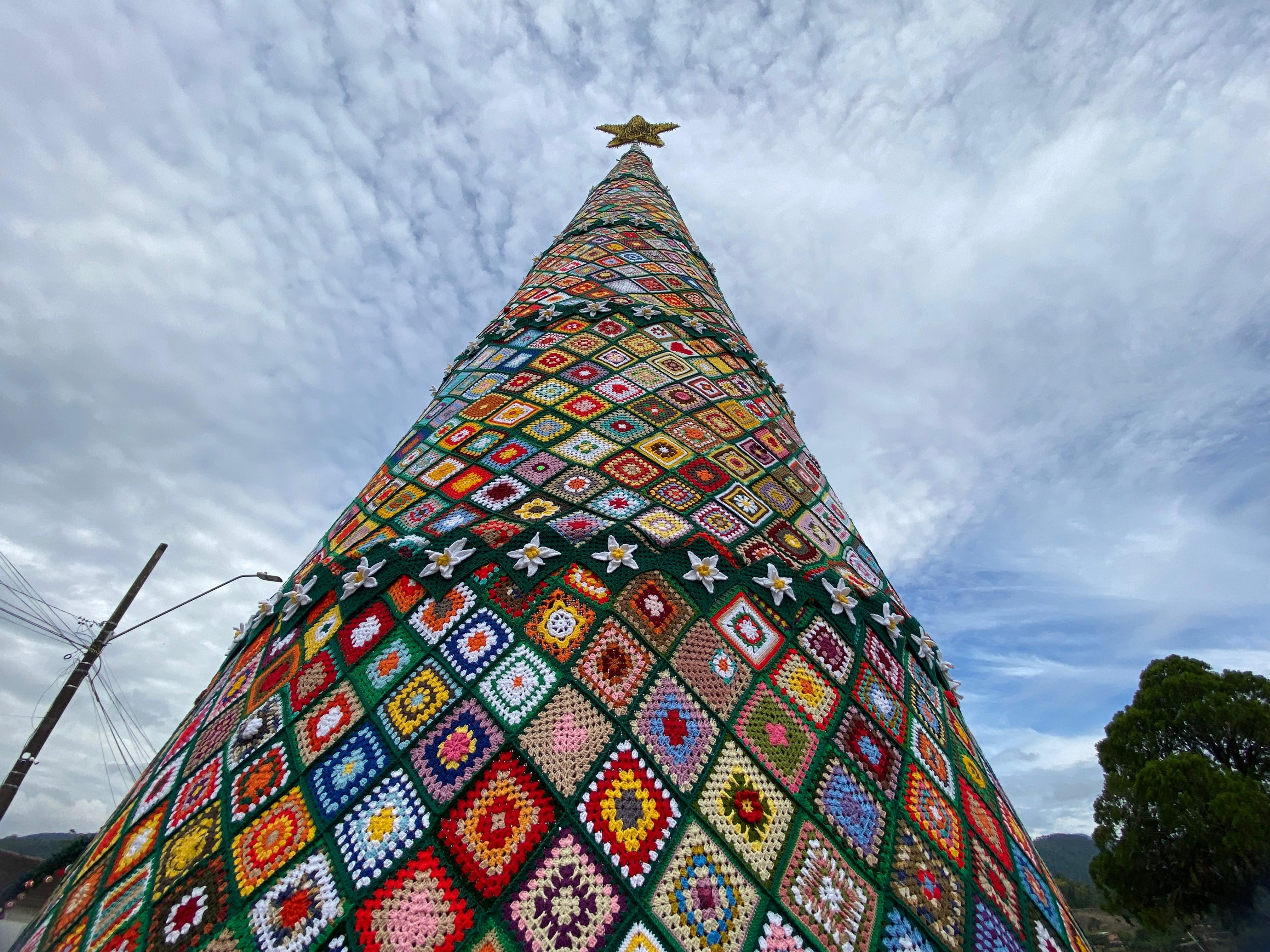 Mulheres criam árvore de Natal gigante de crochê com 12 metros em SC