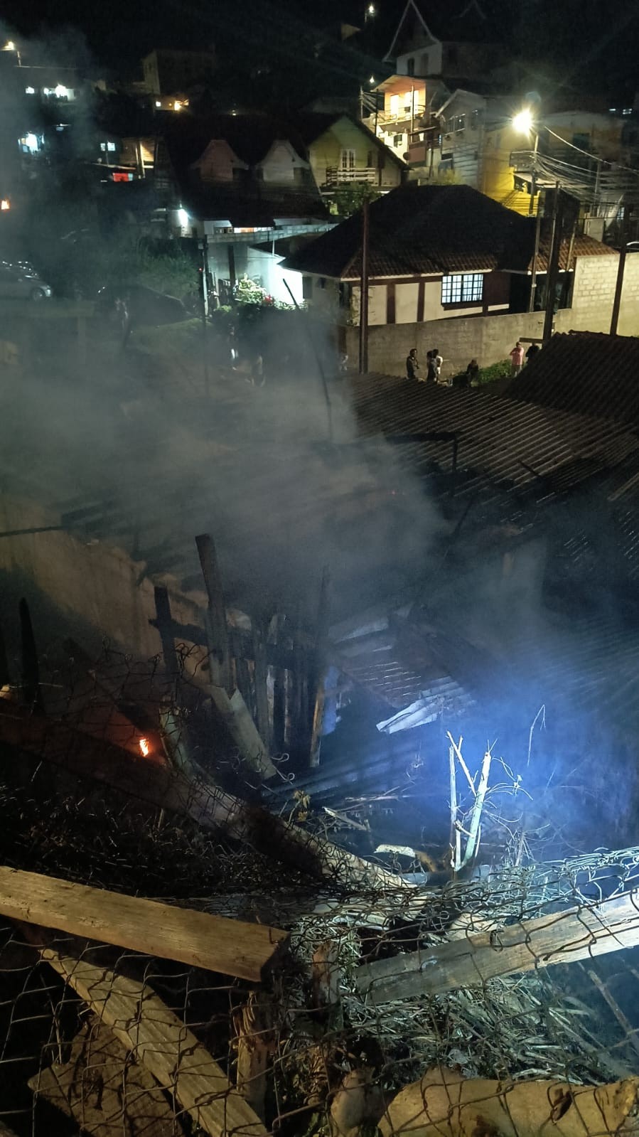 Casa pega fogo no bairro Brancas Nuvens em Campos do Jordão, SP