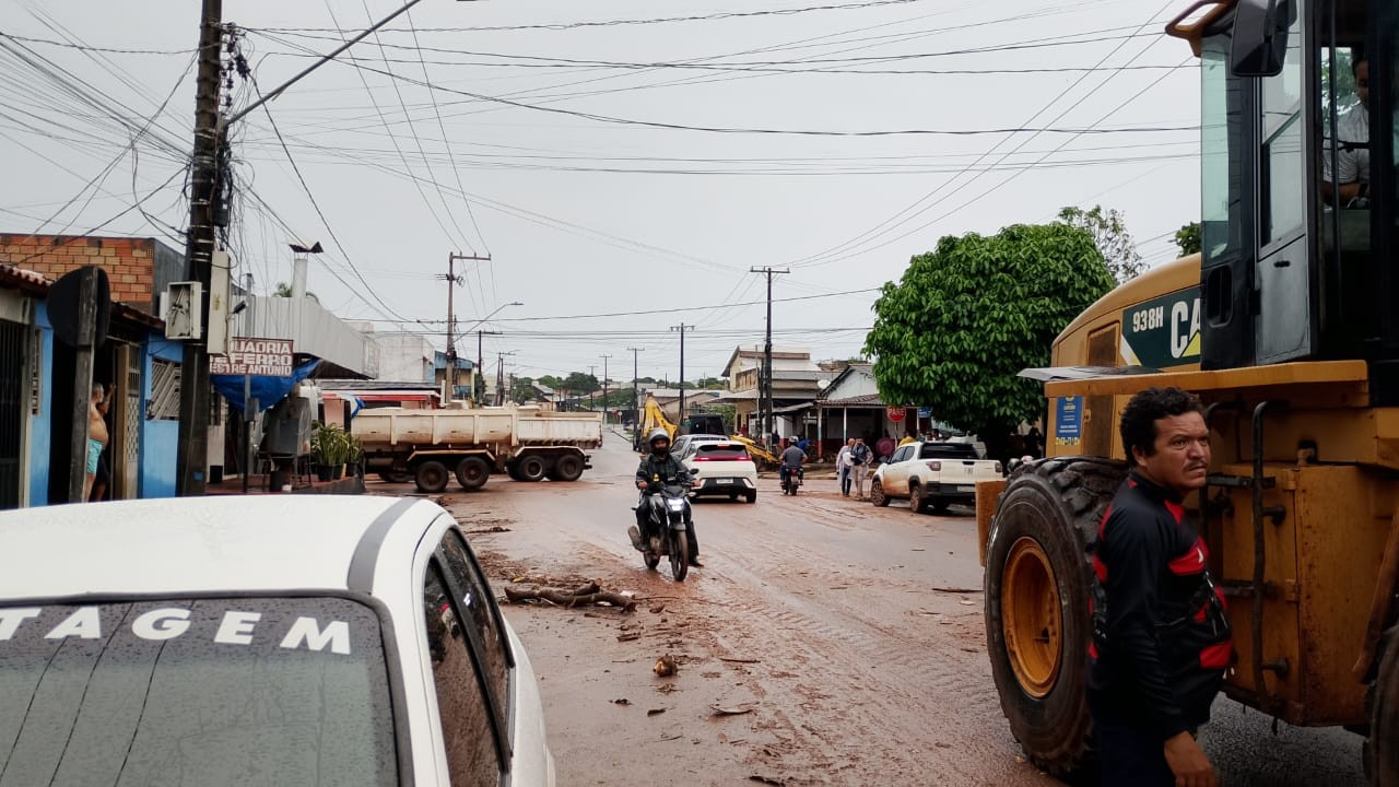 Prefeitura, Bombeiros e Defesa Civil monitoram danos provocados por chuva torrencial em Santarém