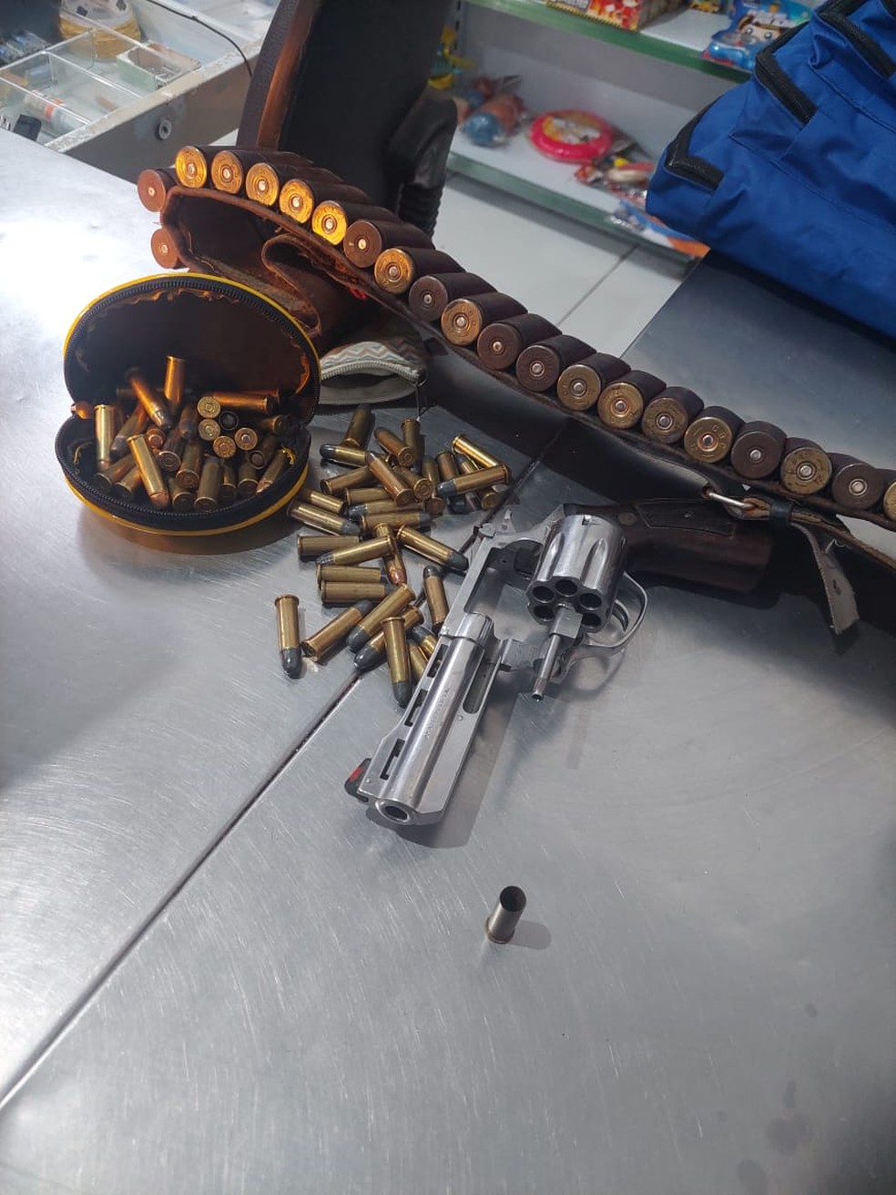 Armamento foi encontrado e tr&ecirc;s pessoas presas por posse ilegal &mdash; Foto: Divulga&ccedil;&atilde;o