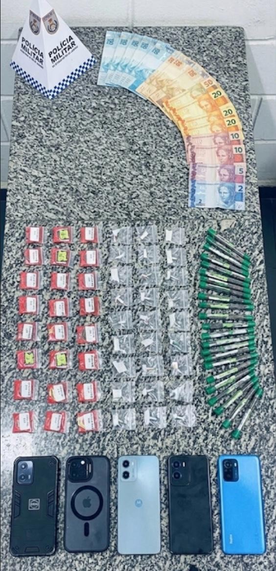 Quatro jovens são presos e adolescente apreendido por tráfico de drogas em Barra do Piraí 