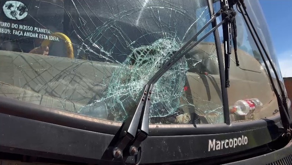 Parte da frente do ônibus ficou destruída — Foto: Marlon Ferraz/Blog do Braga