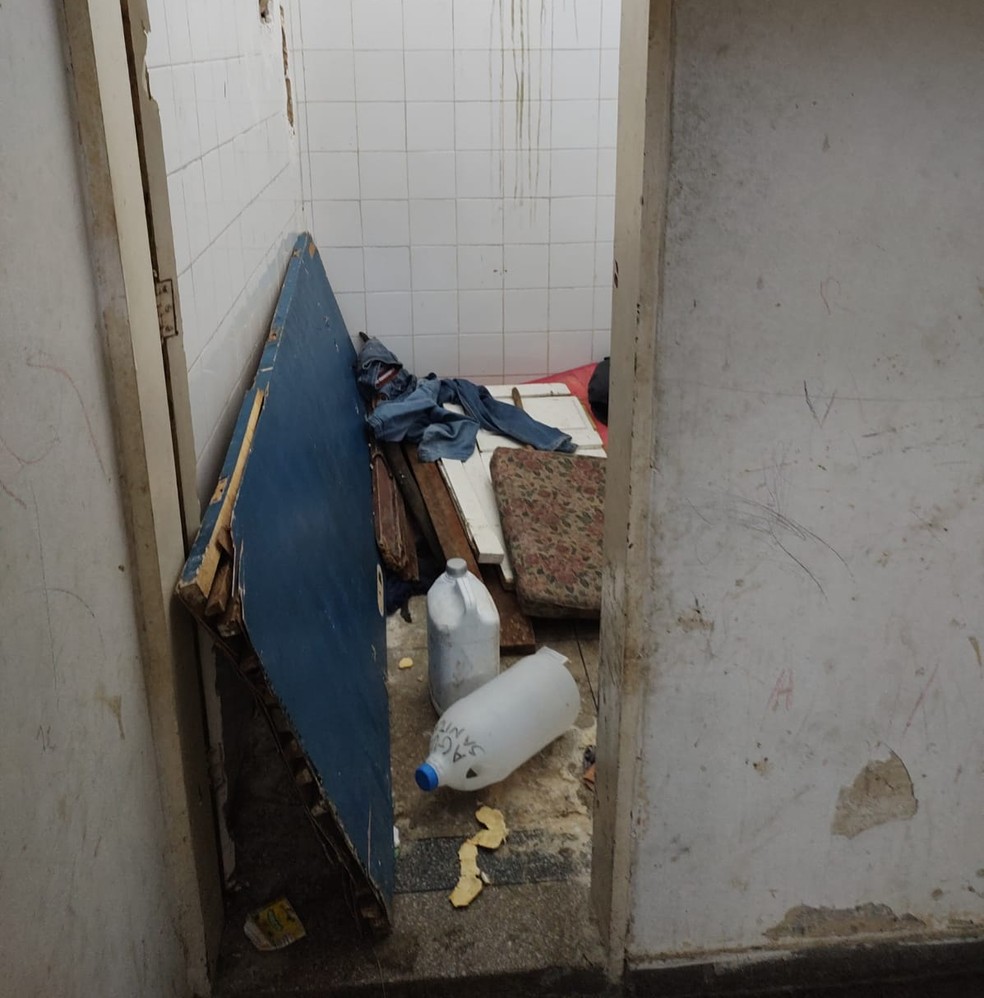Abrigo de indígenas venezuelanos no Centro de João Pessoa tem problemas em portas e janelas. — Foto: Associação dos Defensores da Cidadania