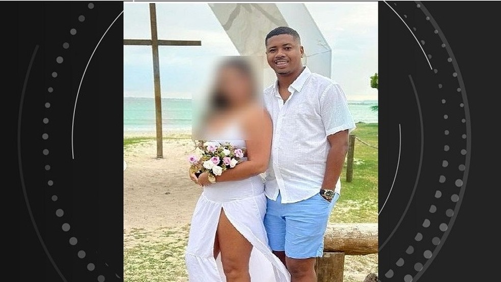 Winderlan Douglas Oliveira Felix e a companheira no casamento na Capelinha do Jaraguá, em Maceió — Foto: Redes sociais