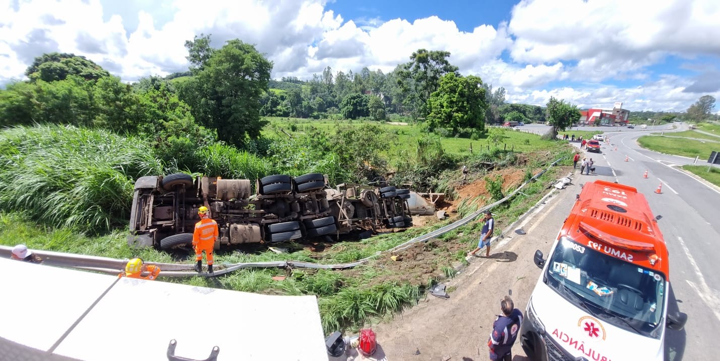 Carreta carregada com cimento cai em manancial de água e motorista morre na MG-050