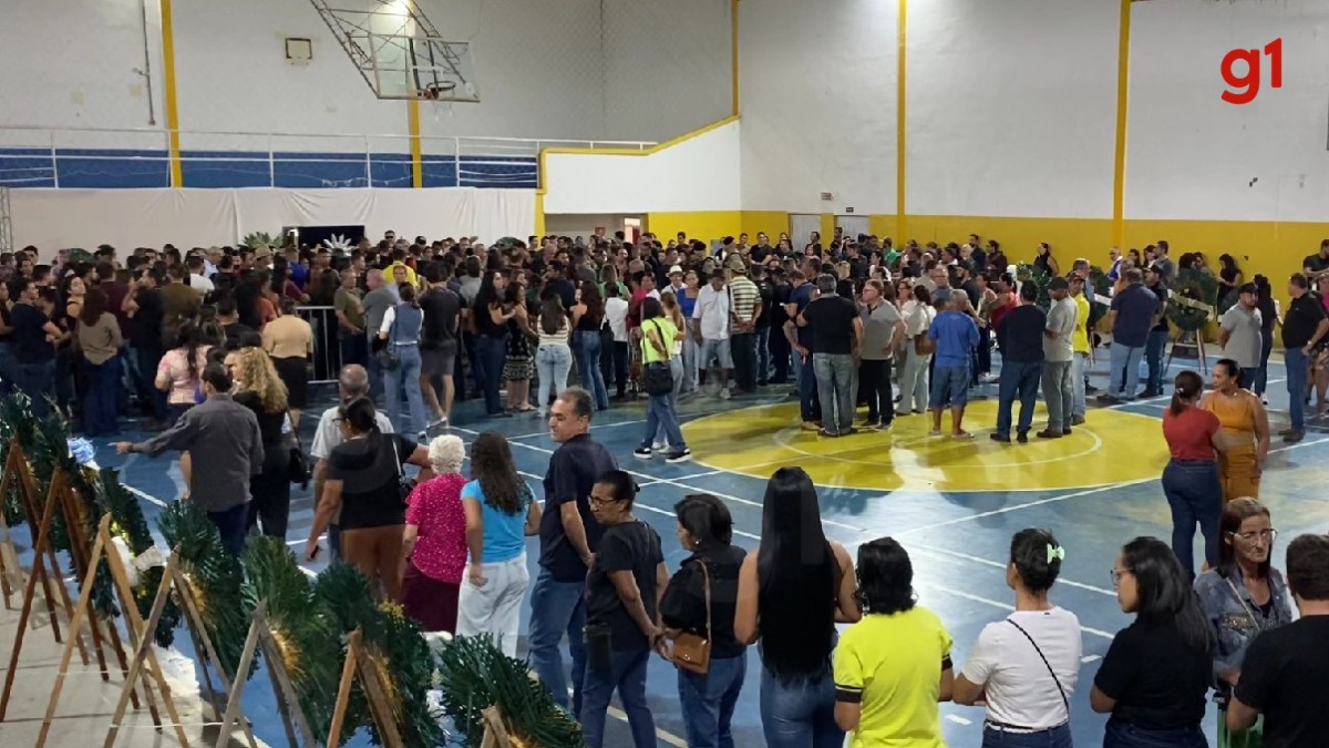 Multidão se despede de filho de prefeito em Jequitinhonha após queda de avião em BH
