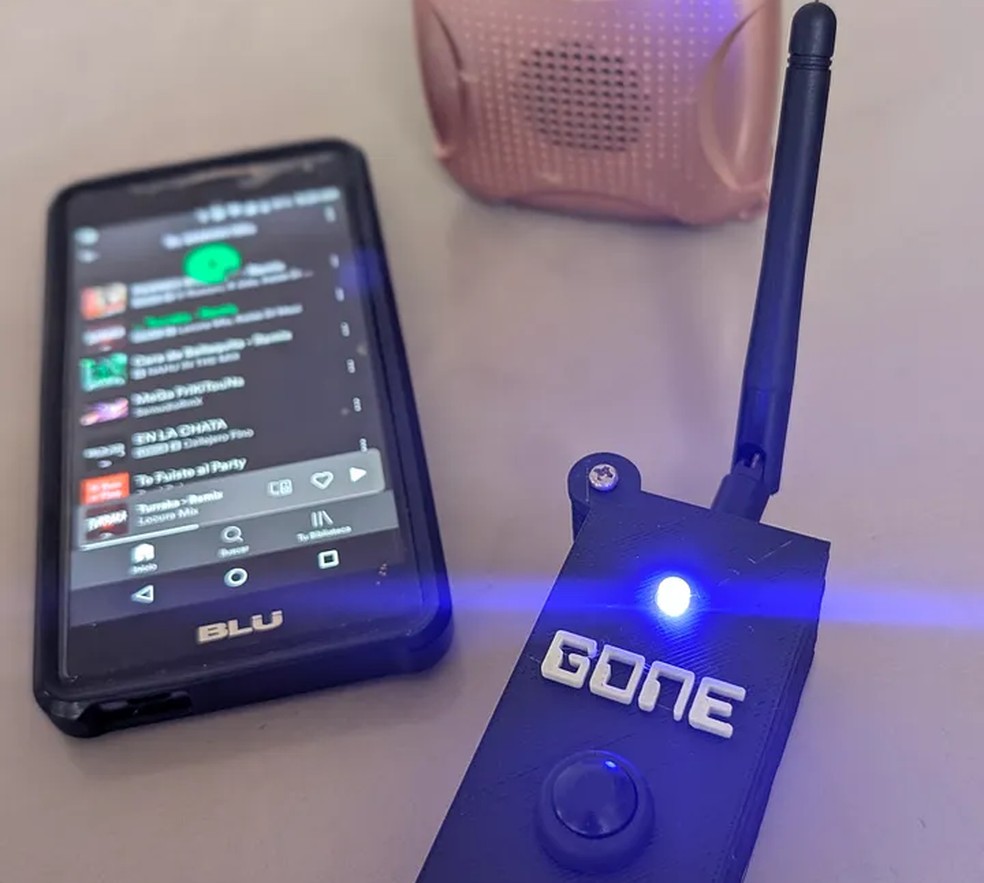 Aparelho usado por turista para "desligar" caixas de som Bluetooth — Foto: Reprodução/Medium