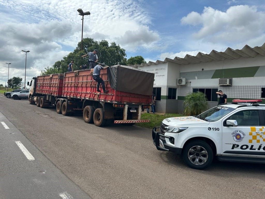 Operação policial apreende quase 700kg de crack e cocaína escondidos em fundo falso de caminhão, em Rosana