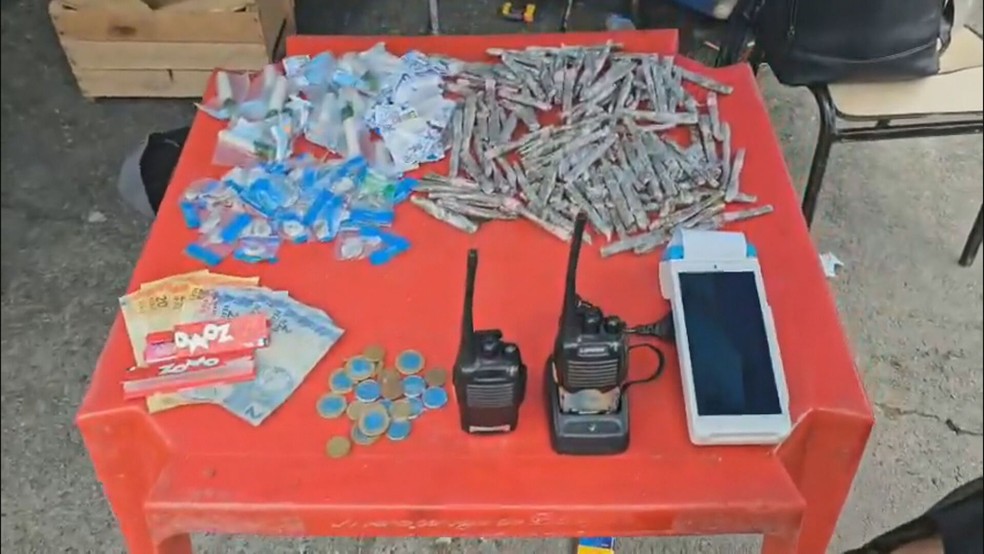 Máquina de cartão usada para pagamento de drogas é apreendida — Foto: Reprodução/TV Globo