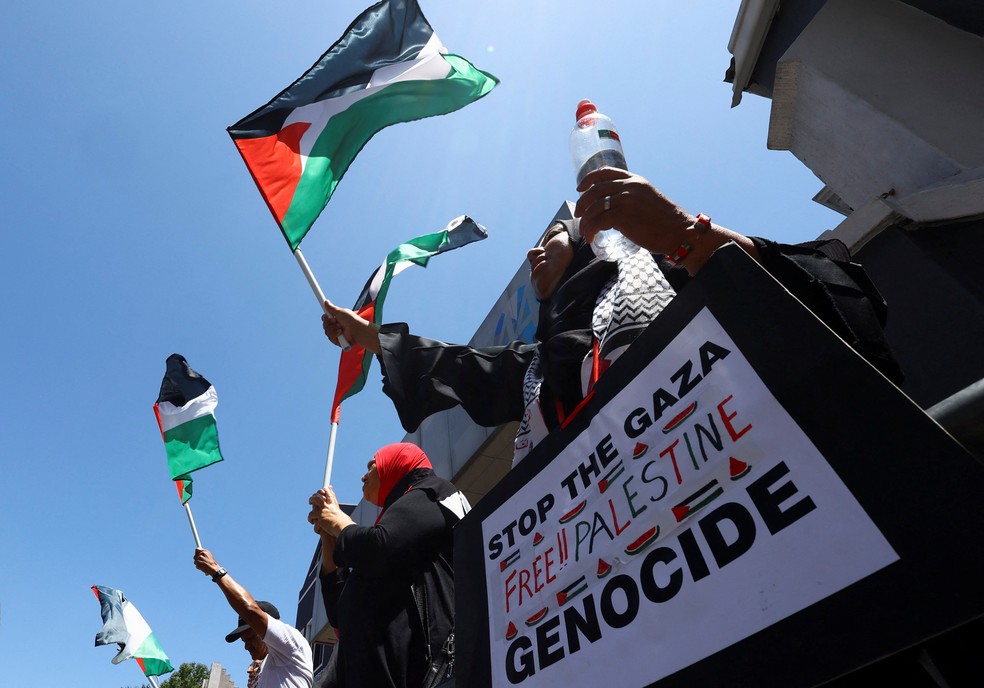 Cidadãos sul-africanos protestam em apoio aos palestinos na Cidade do Cabo, na África do Sul, durante julgamento em Haia. — Foto: Esa Alexander/Reuters