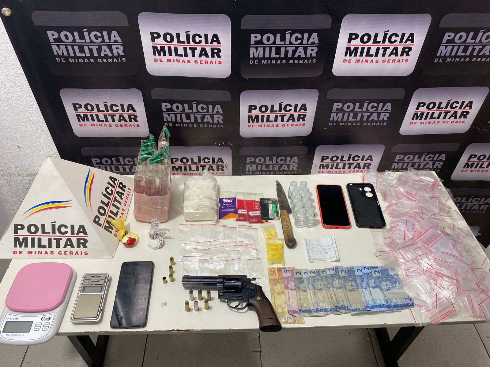 Suspeitos de assassinato em Simonésia são presos com armas, munições e drogas 